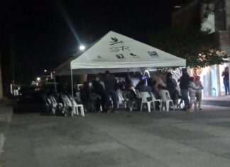 Familiares y amigos reciben el cuerpo de Omar Rico Almanza, en Cortázar.