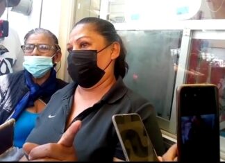 Madre del joven baleado por policías ayer en la colonia Lagos en Celaya, exige justicia y atención digna para su hijo.