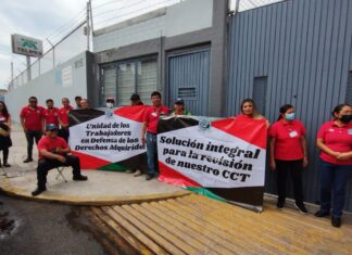 Telefonistas se manifiestan contra Telmex con un paro de labores.
