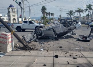 Choque entre una camioneta y un auto compacto dejo un saldo de tres lesionados en el camino a San José de Guanajuato, en Celaya.