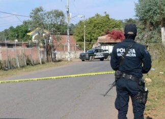 Abandonan dos cuerpos descuartizados frente a un CONALEP
