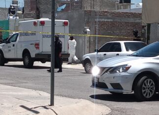 Encuentran cuerpo sin vida en un auto en estacionamiento de la tienda Aurrera en la Avenida Valle de Santiago en Salamanca.