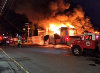 Combaten fuerte incendio en nave industrial en la colonia Las Trojes en León; no se reportan lesionados.