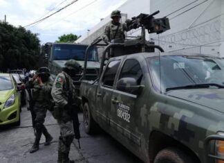 Bajo fuerte dispositivo entregan a 37 detenidos ante la delegación de la FGR