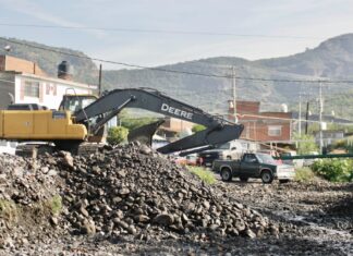 Supervisa César Prieto labores de desazolve en la comunidad La Ordeña.