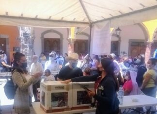 Militantes y simpatizantes de MORENA EN Valle de Santiago, señalan extraña actitud del presidente de Casilla, Fernando Sánchez Oñate.