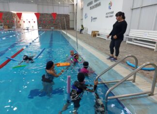Niños se divierten en el curso de verano deportivo en Salvatierra.