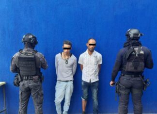 POLICÍA DETIENE A DOS CON PRESUNTA DROGA