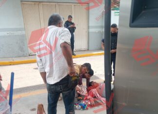 Conductor de autobús de transporte de personal resultó lesionado después de caer con su vehículo del puente vehicular en Cortázar.
