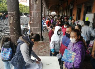 Autoridades municipales de Valle de Santiago entregaron más de mil 500 becas.