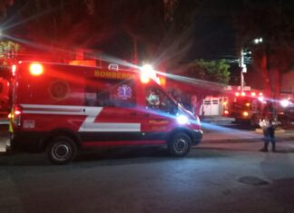 Bomberos en Celaya controlaron incendio en una recicladora.