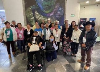 Sale de Aereopuerto del bajío el primer grupo de adultos mayores que se reencontraran con sus hijos en los Estados Unidos.