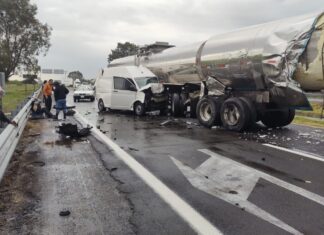 Aparatoso accidente vial en la maxipista León-Aguascalientes dejó solo heridas menores en los tripulantes de los vehículos involucrados