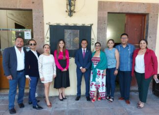 Autoridades municipales realizan la pega del bando solemne en Salvatierra.