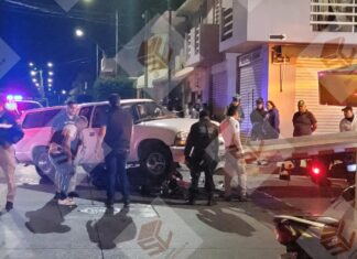 Motociclista en estado de ebriedad se impacta con automóvil y le pasan por encima.