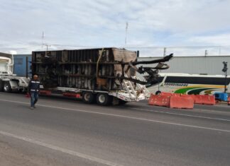 Conductor de un tráiler murió calcinado después de impactar la pesada unidad que conducia con un muro de contención en Celaya.