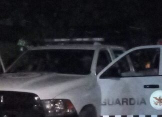 Localizan el cuerpo sin vida de un hombre en Empalme Escobedo; presentaba visibles huellas de violencia y se aseguró una cartulina con un mensaje a un costado.