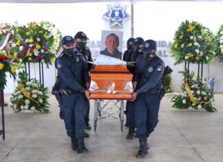 Despiden con honores a policía caído en enfrentamiento con civiles armados en Irapuato.