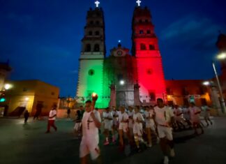 Arriba contingente de fuego simbólico de Tacámbaro.