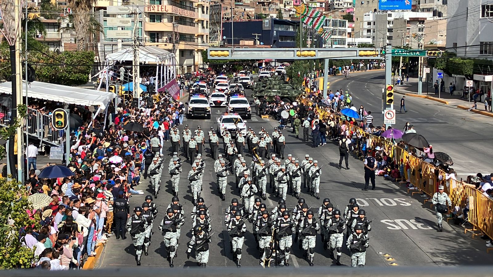 SE REALIZA POR PRIMERA VEZ EL DESFILE CÍVICO MILITAR EN LEÓN