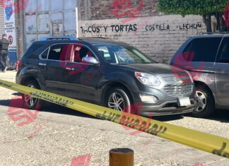 Asesinan a un hombre al interior del vehículo en el que viajaba en la colonia Héroes de Chapultepec en León