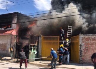 Bomberos de Celaya combaten y controlan un incendio en la colonia Ejidal.