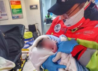 PARAMÉDICOS AUXILIAN A JOVEN EN LABOR DE PARTO