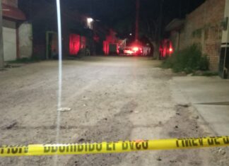 Una mujer y su hija menor de edad fueron atacadas a balazos en la colonia Lagos en Celaya; la mujer murió y la.menir fue trasladada grave.