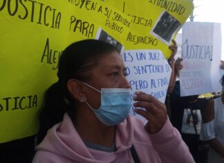 Integrantes del colectivo » Una Promesa por Cumplir», exigen justicia por desaparición del joven Alejandro Peña, en Celaya.