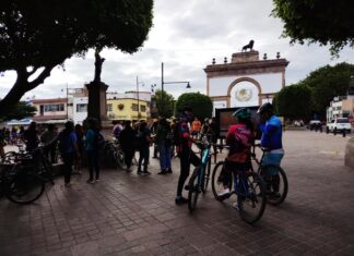 Ciclistas leoneses se manifiestan y exigen justicia para una joven atropellada el pasado viernes y se encuentra grave en el hospital.