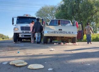 Choque entre pipa con combustible y camioneta dejo un saldo de 12 trabajadores lesionados en San Francisco del Rincon.
