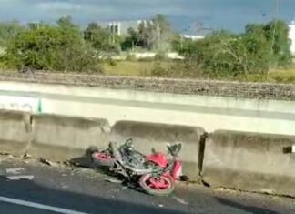 Accidente tipo carambola en Apaseo El Grande dejo un saldo de un motociclista sin vida.