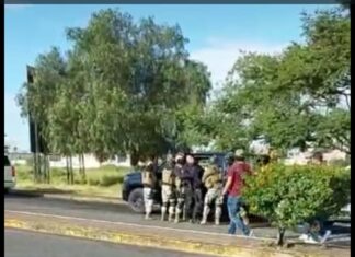 Video muestra detención de policías de Cortazar por parte de agentes de la Fiscalía de Guanajuato.