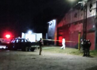 Localizan el cuerpo sin vida de una persona en camioneta volcada en Apaseo El Grande e incendian un Oxxo.