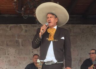 Con cierre de iglesias habitantes de #Chucándiro, apoyan al «Padre Pistolas; exigen siga con sus facultades en la parroquia.