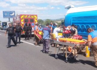 Dos muertos y más de treinta heridos fue el saldo de un camión de transporte público en la carretera federal Silao- León, frente a la comunidad de Los Sauces.