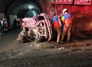 Dos muertos y un lesionado grave en choque en uno de los túneles de Guanajuato capital.