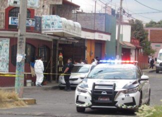 Dos personas sin vida fue el saldo de un ataque a balazos en una vinatería en Morelia Mich.