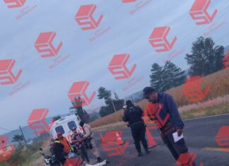 Dos personas que viajaban en una moto chocaron con un auto estacionado y sin luces en la carretera Yuriria- Cerano; uno murió y el otro resultó lesionado.