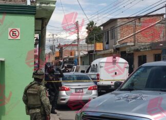 Derivado de un crimen policías municipales detuvieron a dos jóvenes, lo que género un enfrentamiento entre los elementos y familiares en San Miguel Octopan, en Celaya.