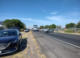 Volcadura en la carretera Salamanca-Querétaro dejó un muerto y daños materiales
