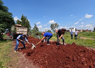 Se apoya con material para mejoramiento de calles en Salvatierra.
