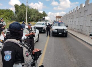 Habitantes de Los Mancera bloquean carretera federal Celaya- Salvatierra, exigen entrada digna a su comunidad.