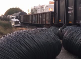 Trailero quiso ganarle el paso al tren, no se reportan víctimas; solo cuantiosos daños materiales.