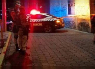 La noche de este lunes un hombre fue baleado afuera de su casa