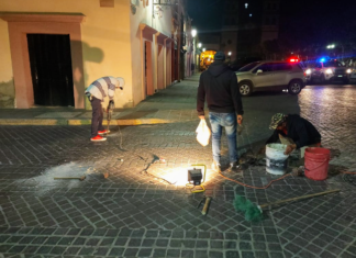 Se llevan a cabo trabajos de bacheo en el primer cuadro de la ciudad de Salvatierra.