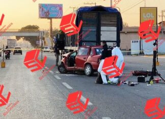 Choca con camión de carga estacionado y pierde la vida, en León.