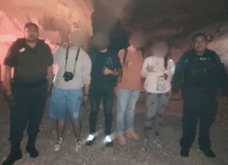 Policía municipal de Guanajuato rescata a cuatro jóvenes que se habían perdido en el Cerro de la Bufa.