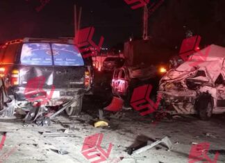 Cinco muertos y nueve heridos en un choque entre una camioneta de turismo y un tráiler.