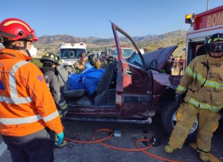 Dos muertos y un herido grave, saldo de un choque entre una camioneta y un autobús en Guanajuato.